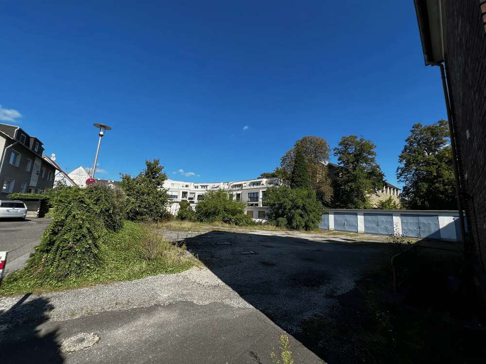 Baugrundstück & Garage