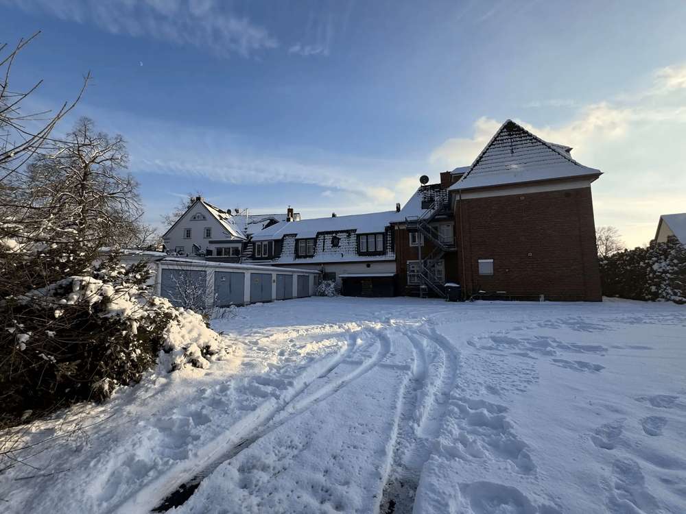 Baugrundstück & Garagen